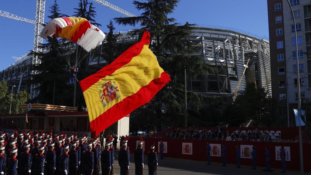 Un paracaidista desciende con la bandera de España.