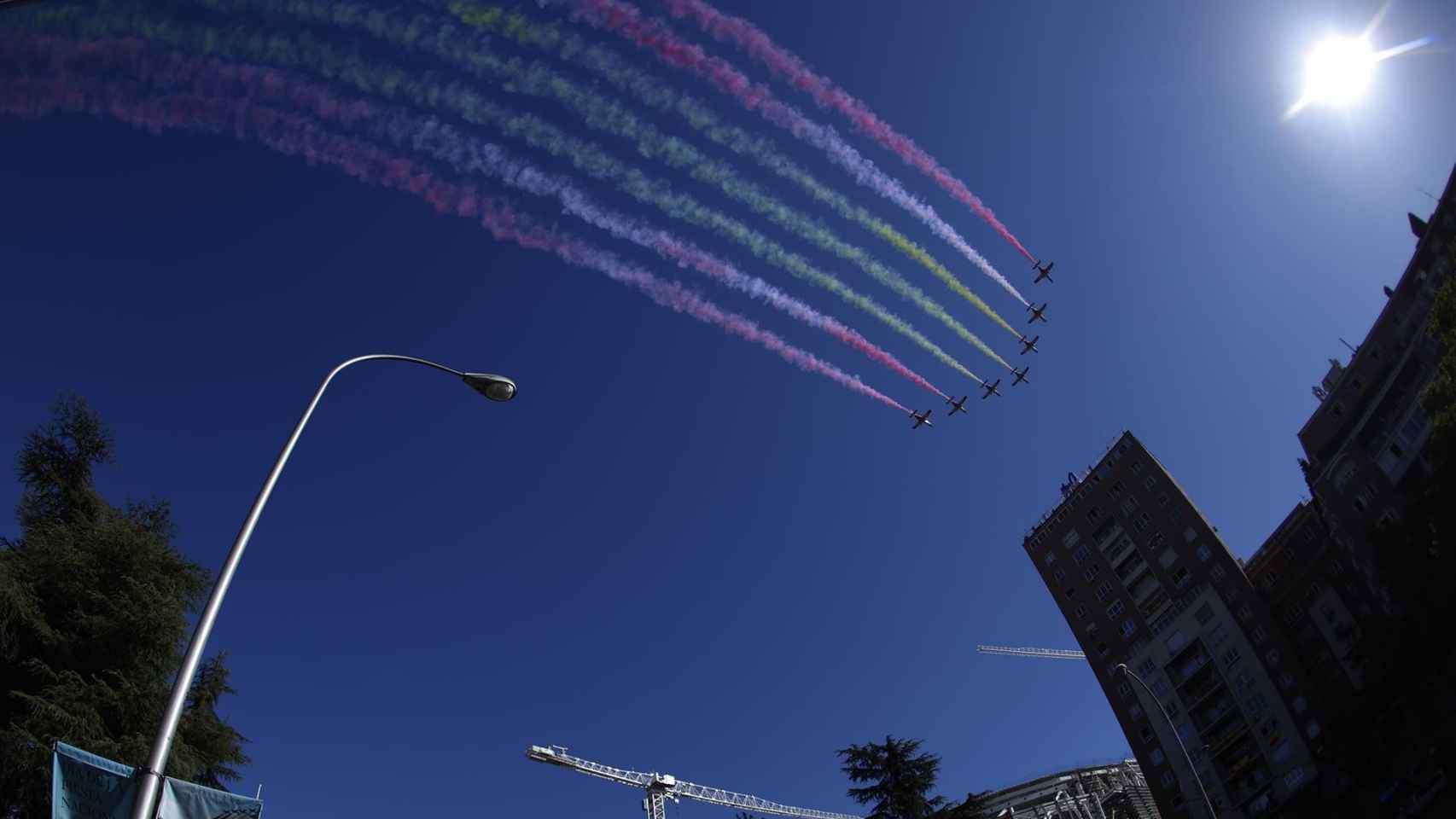Aeronaves de la Patrulla Águila, sobre el cielo de Madrid durante el 12 de octubre de 2022.