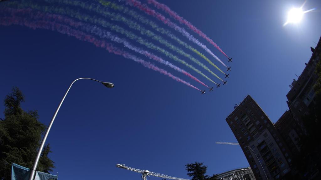 Aeronaves de la Patrulla Águila, sobre el cielo de Madrid.