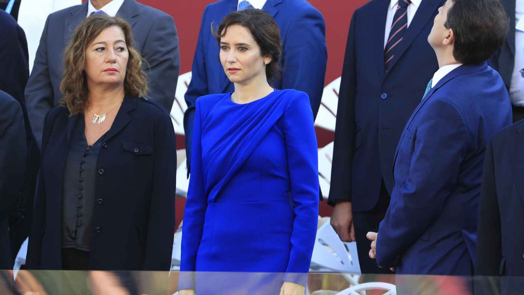 Isabel Díaz Ayuso en la tribuna de autoridades, junto a la presidenta del Govern balear, Francina Armengol.