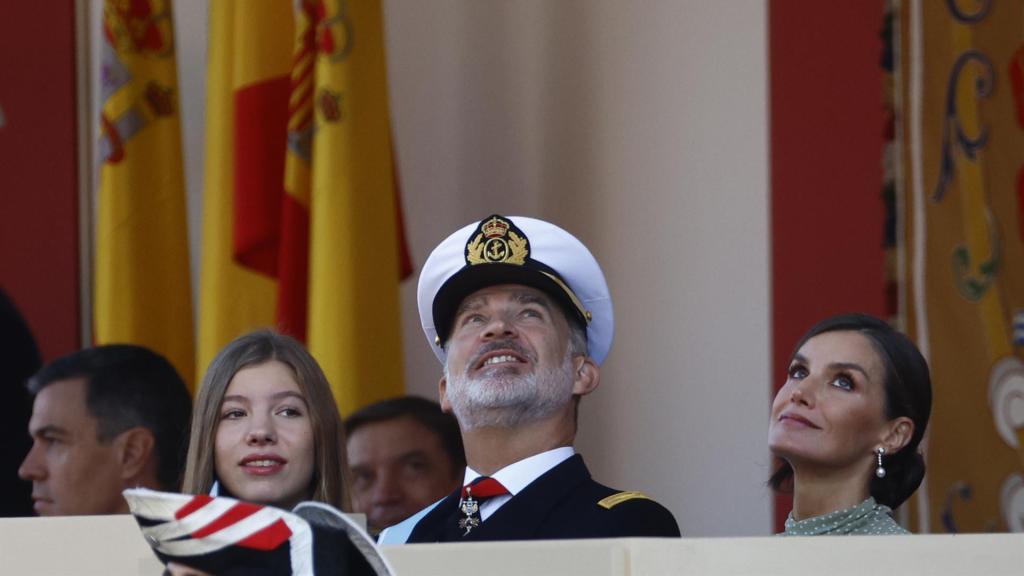 Felipe VI y la Reina Letizia observan el desfile aéreo en 2022.