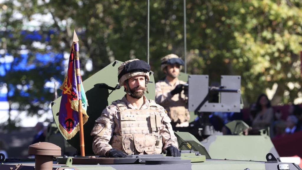 Soldados del Ejército de Tierra, a bordo de un vehículo en el Desfile.