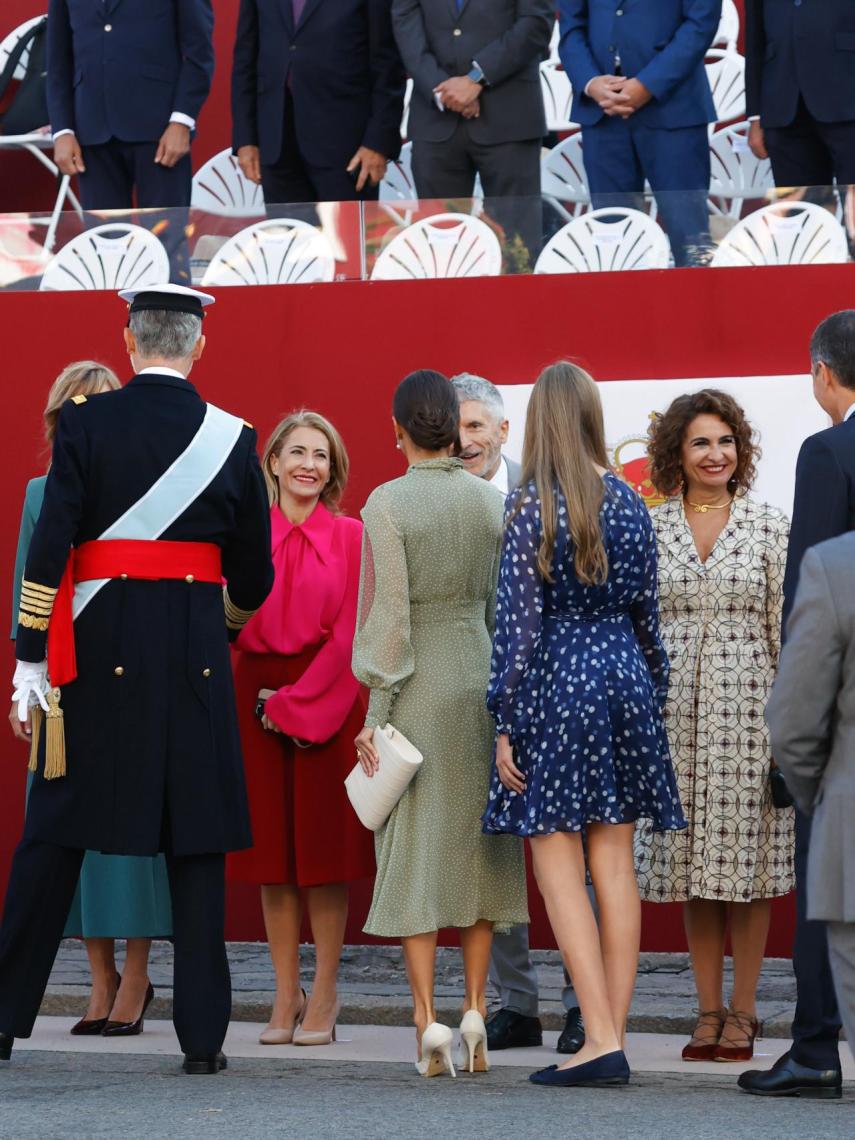 La infanta Sofía se aguanta la falda de su vestido por detrás.