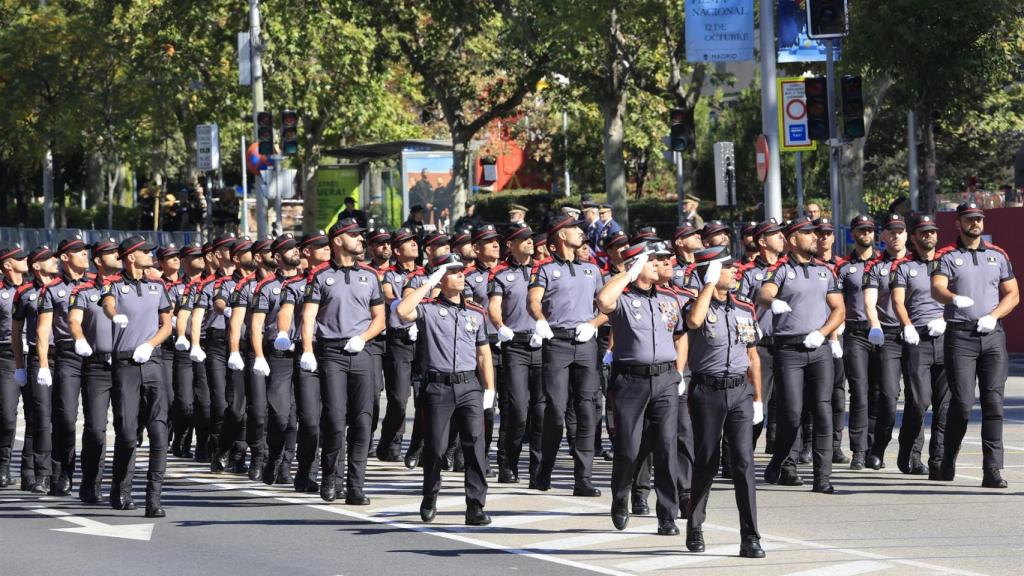 Los bomberos desfilan por la Castellana.