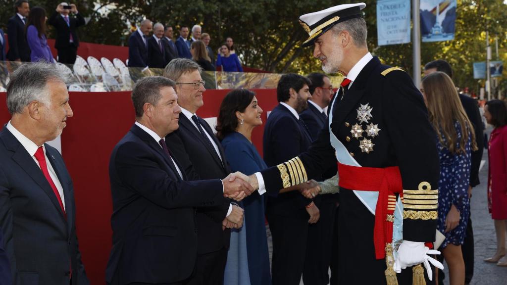 García-Page saludando al Rey Felipe este miércoles en Madrid.