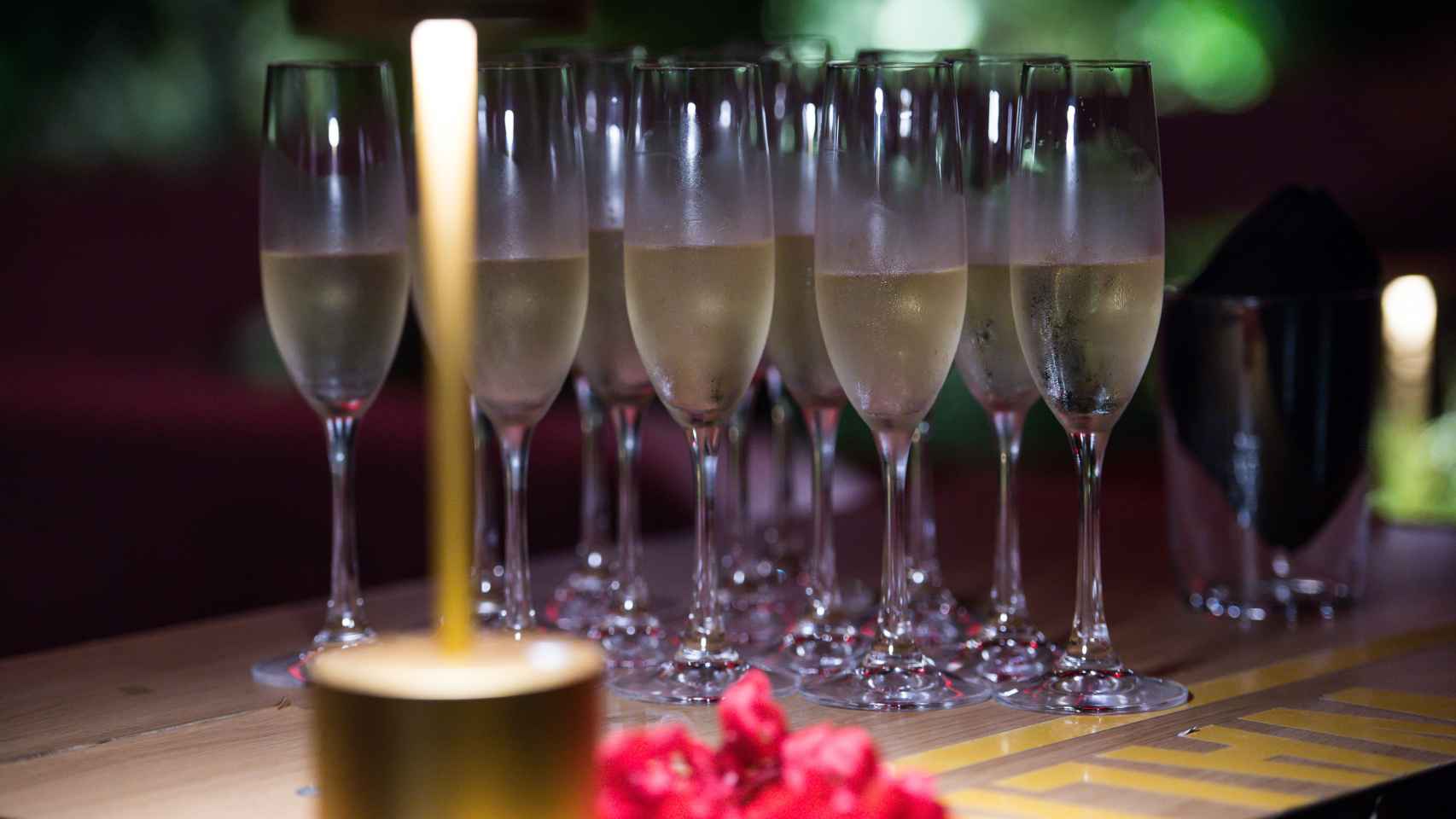 Copas de champán en la fiesta de cierre de temporada de Ibiza Luxury Destination.