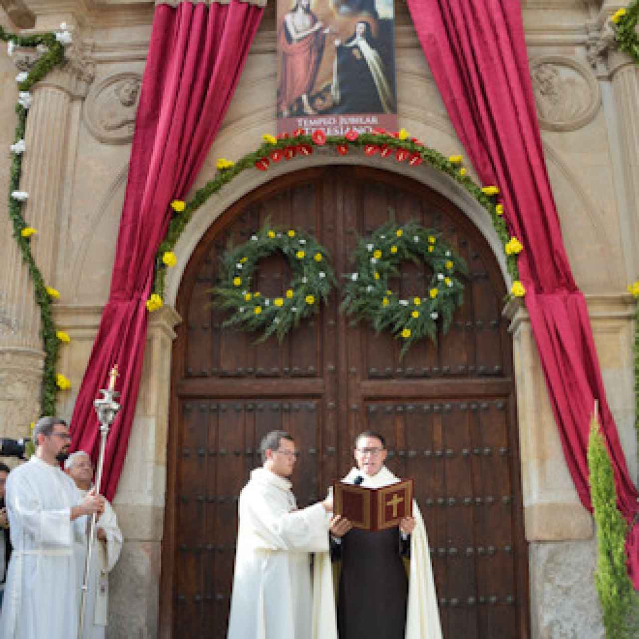El prior de los carmelitas, Miguel Ángel González, lee el decreto papal , en el Jubilar de 2017