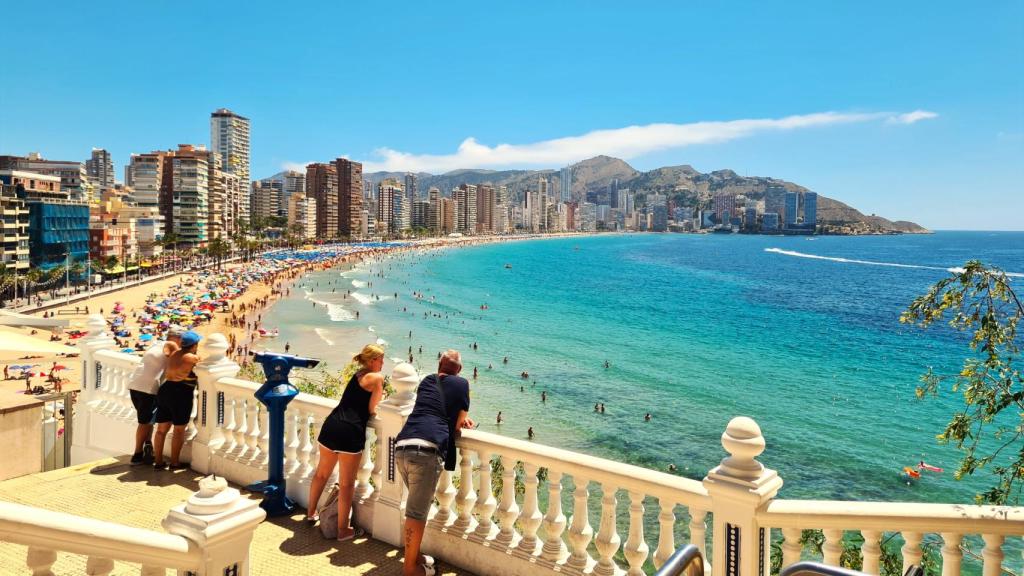 El análisis de Hosbec destaca la apertura de esta temporada de invierno en la Comunidad. En la imagen, la playa de Benidorm.