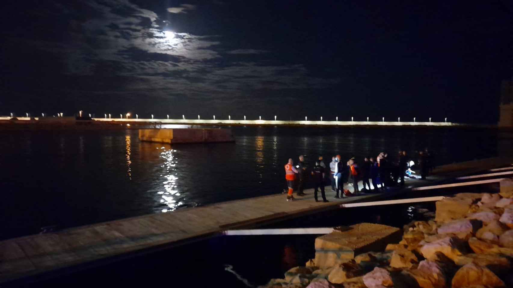 Los rescatados de la primera patera este lunes a su llegada al puerto de Alicante.