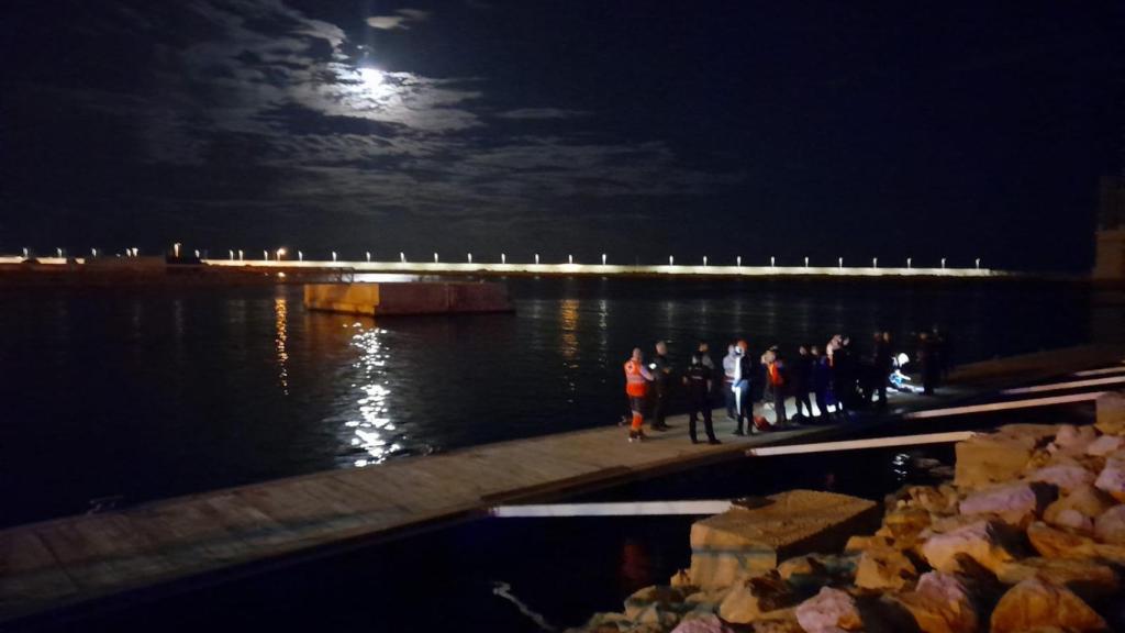 Cruz Roja asiste a una patera en Torrevieja en imagen de archivo.