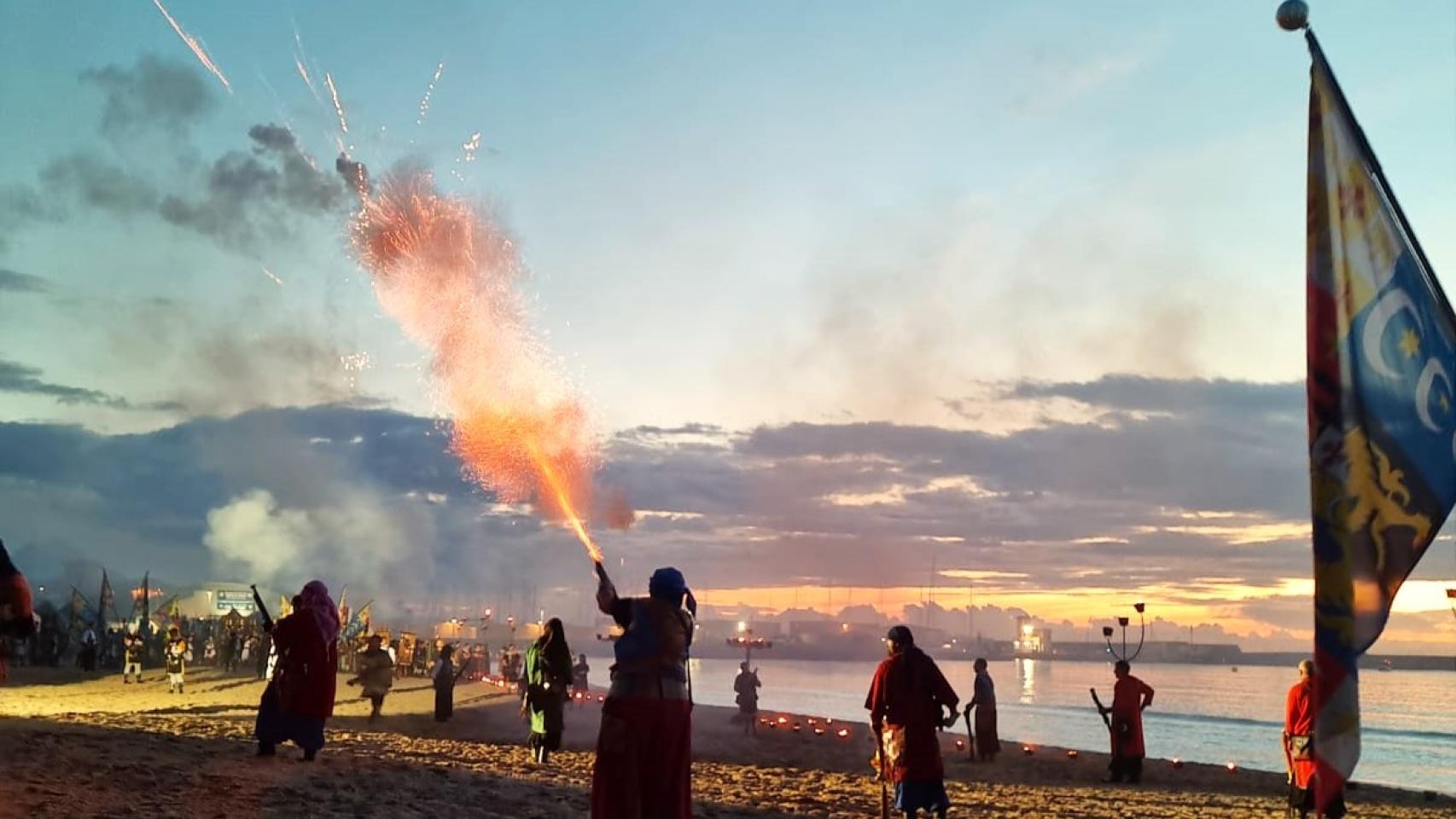 Las salvas disparadas en la playa han regresado con el desembarco.