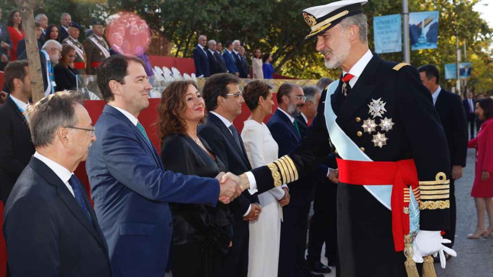 El Rey Felipe VI saluda a Mañueco