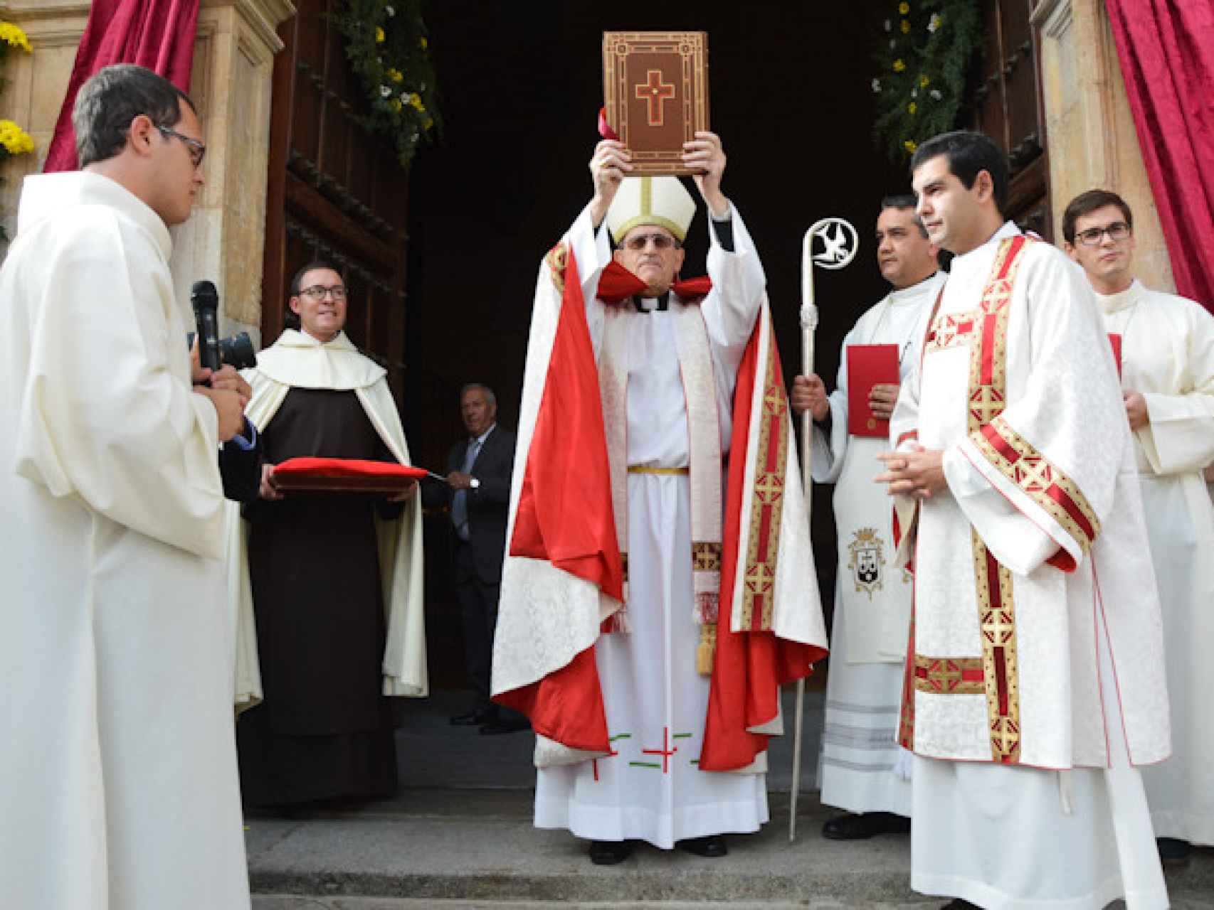 El entonces obispo de Salamanca Carlos López inaugura el Año Jubilar Teresiano de 2017