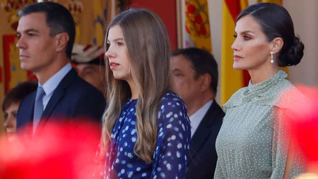 La infanta Sofía junto a su madre, la reina Letizia, en el Desfile de la Fiesta Nacional.