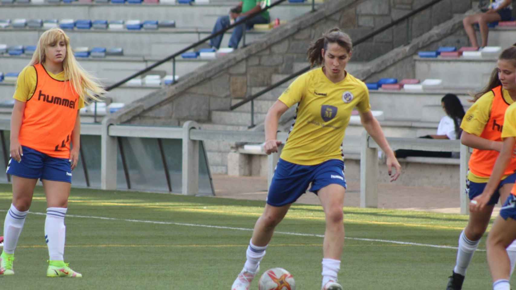 Alba Palacios, la primera jugadora de fútbol federada trans de España, en un entrenamiento