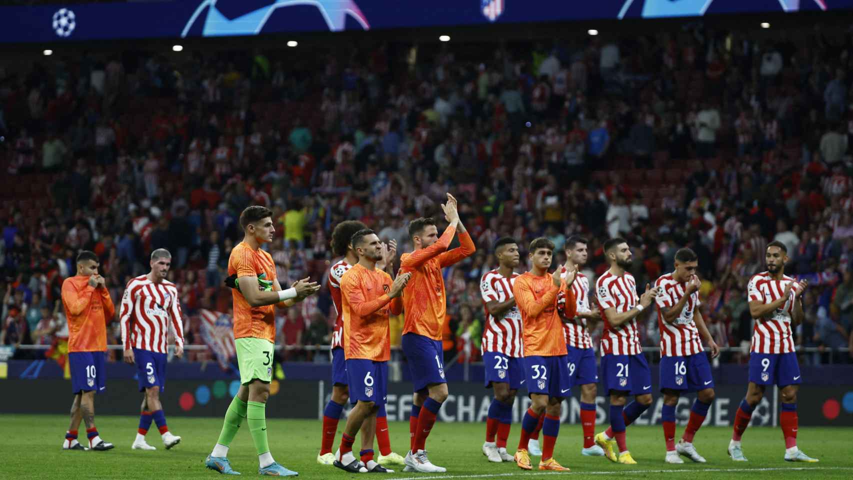 Los jugadores del Atlético de Madrid, agradeciendo el apoyo a la afición en el Cívitas Metropolitano
