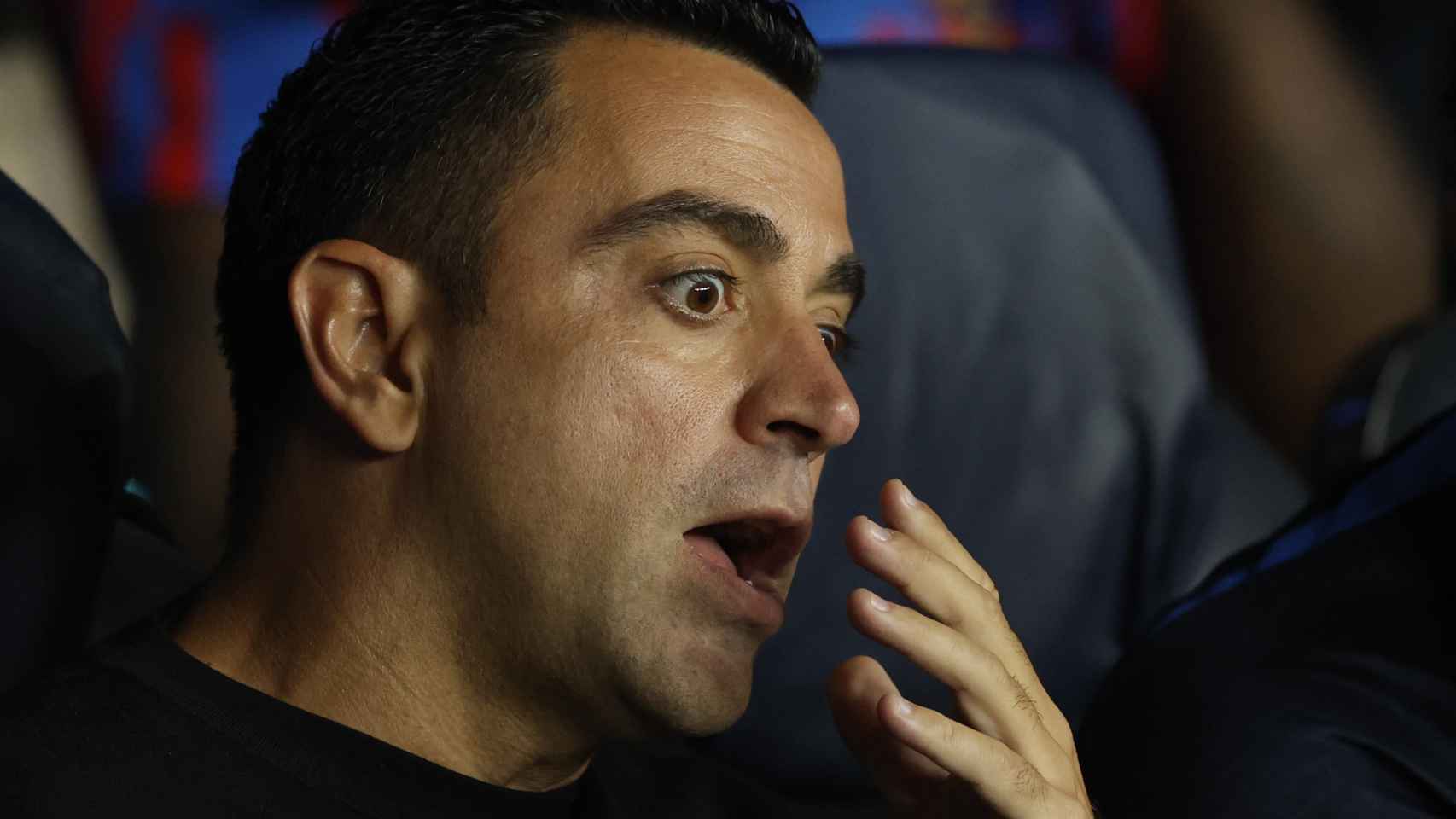 Xavi Hernández, con gesto extraño en el banquillo del Camp Nou