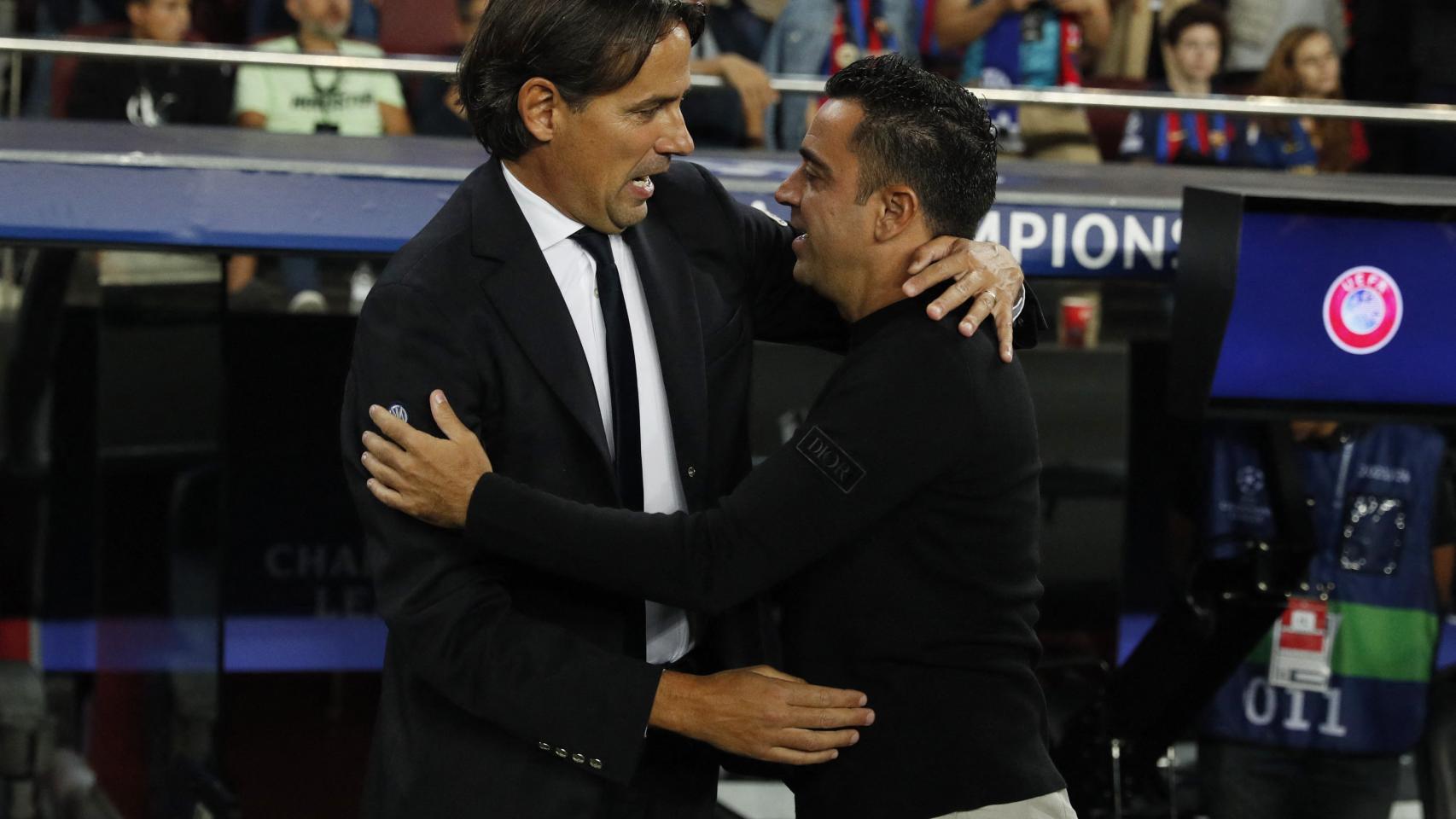 Xavi Hernández y Simone Inzaghi se saludan en el Camp Nou