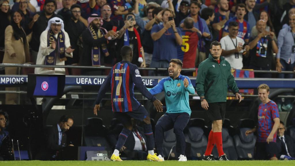 Dembélé celebra su gol ante el Inter con Jordi Alba