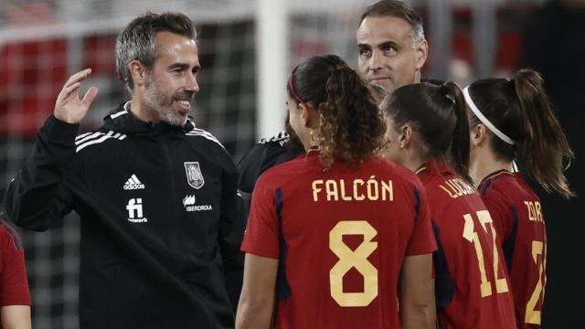 Jorge Vilda, celebrando con las jugadoras de la Selección la victoria ante EEUU