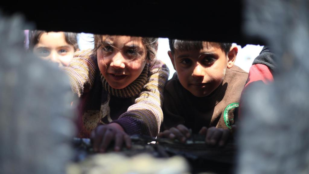 Niños desplazados en un campamento de Idlib (Siria).