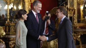 Núñez Feijóo saluda a los Reyes en la recepción en el Palacio Real.