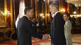 El presidente Pedro Sánchez saluda al Rey Felipe VI, durante la recepción ofrecida en el Palacio Real.