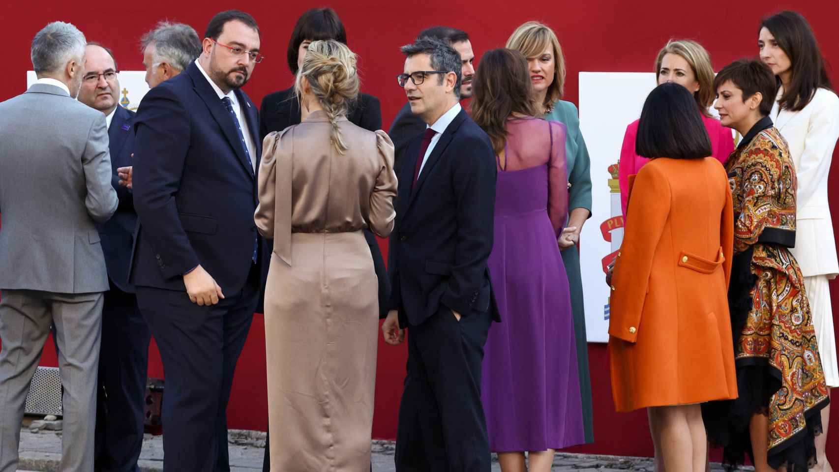 Félix Bolaños departe con Yolanda Díaz y Adrián Barbón, ante otros miembros del Gobierno charlan antes del desfile del 12-O, en Madrid.
