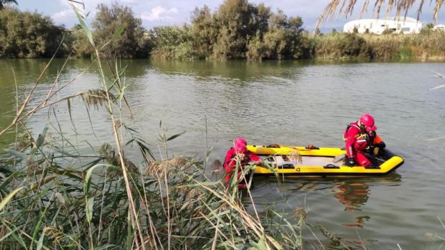 Bomberos rescatan el cadáver.