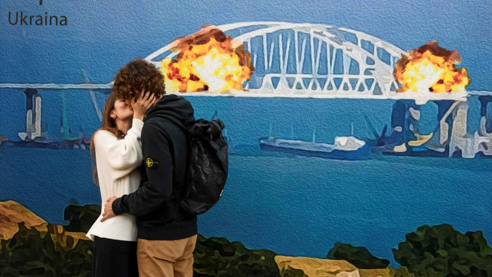 Una pareja se besa frente a un cuadro que representa el puente de Kerch en llamas.