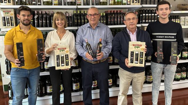 De izquierda a derecha, Diego, Alicia, Jesús, Esteban y Carlos, miembros de la familia Delgado, sujetando los aceites premiados.