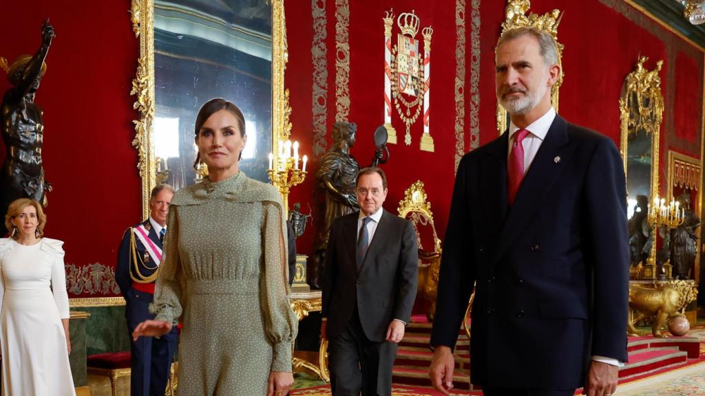 Los Reyes, llegando al besamanos en el Palacio Real.