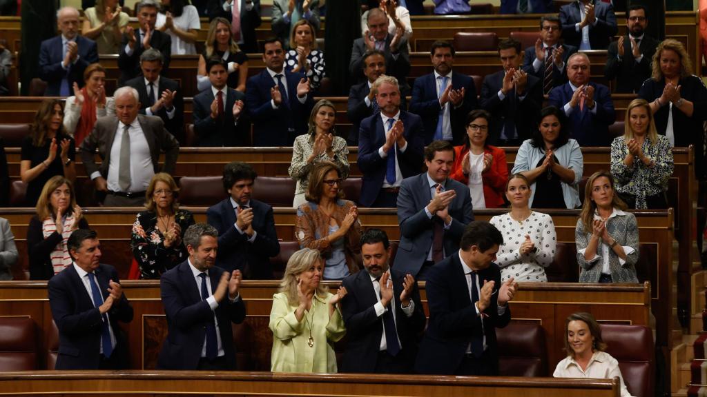 La portavoz del Partido Popular en el Congreso, Cuca Gamarra (d) recibe el aplauso de la bancada popular.