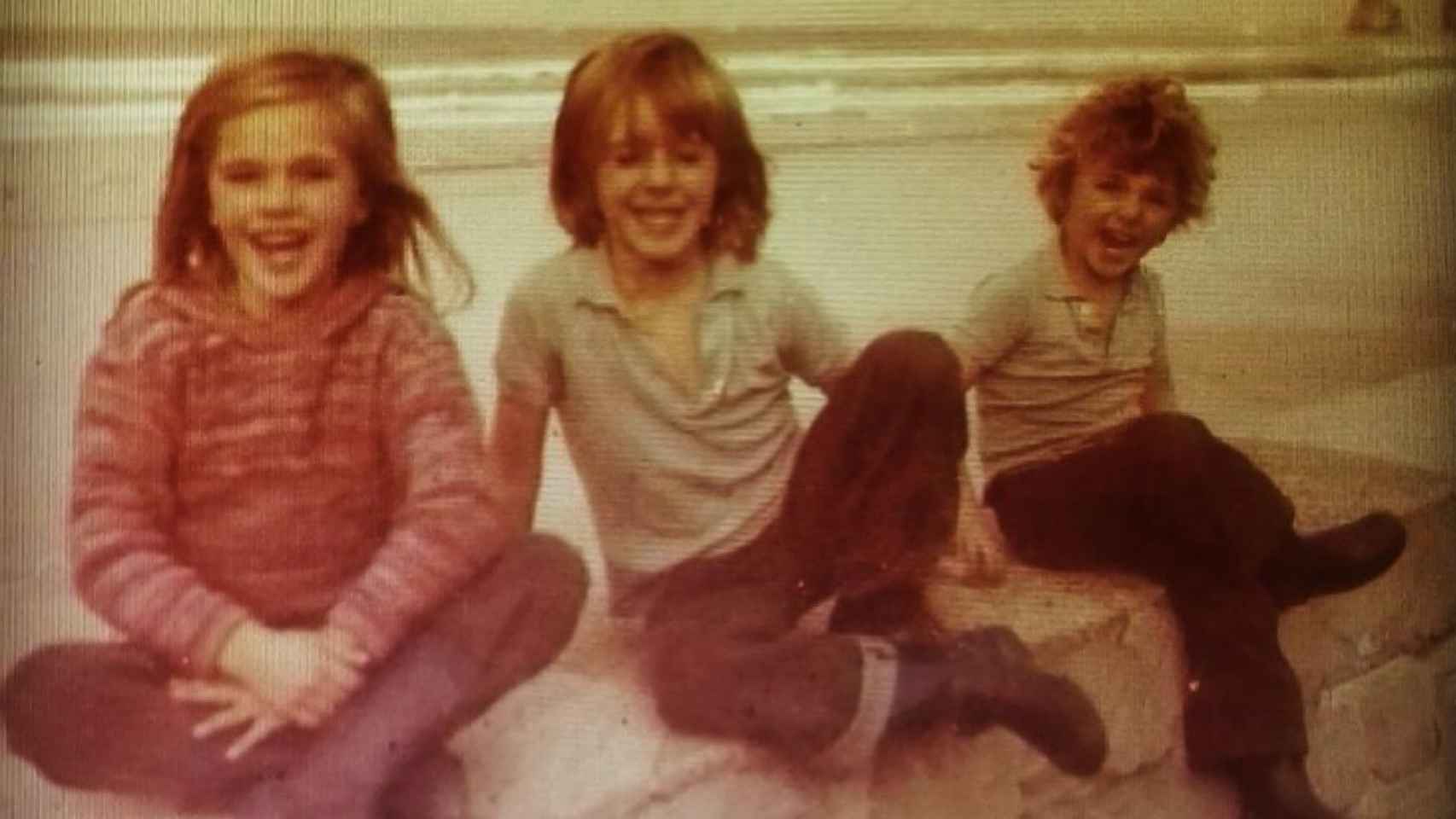 Telmo (en el centro) y sus hermanos en la costa cantábrica durante su infancia.