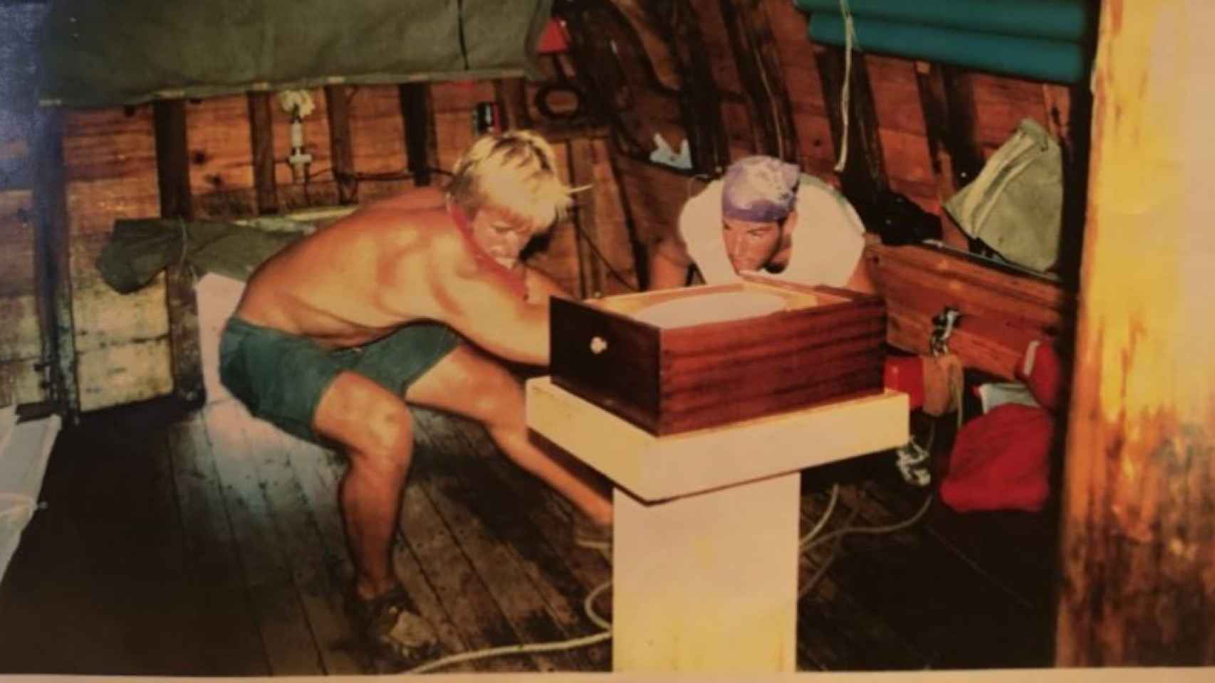 Navegando en la réplica de una carabela española en los 90.