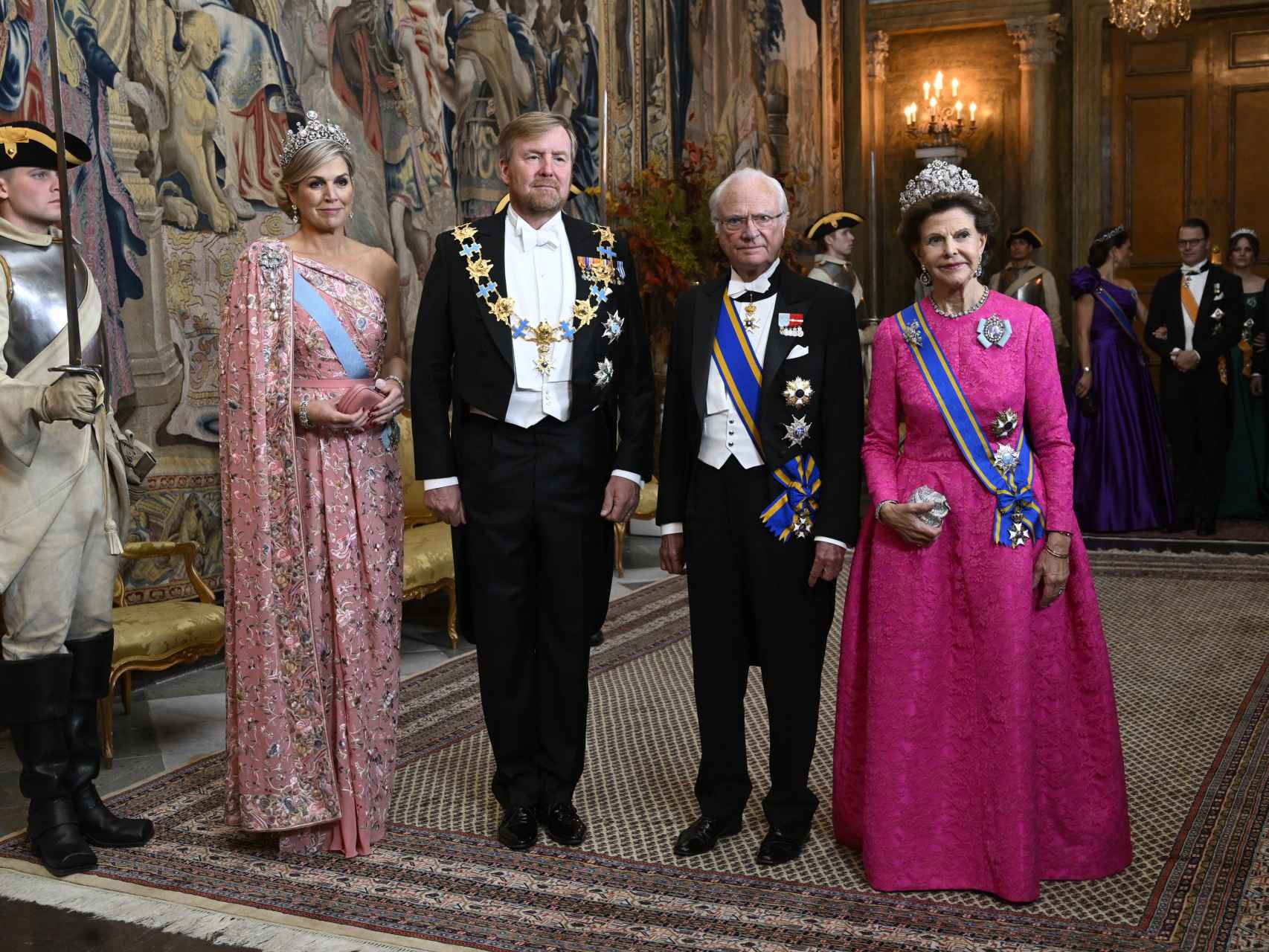 Las reinas de Suecia y Holanda, con sus  espectaculares tiaras.
