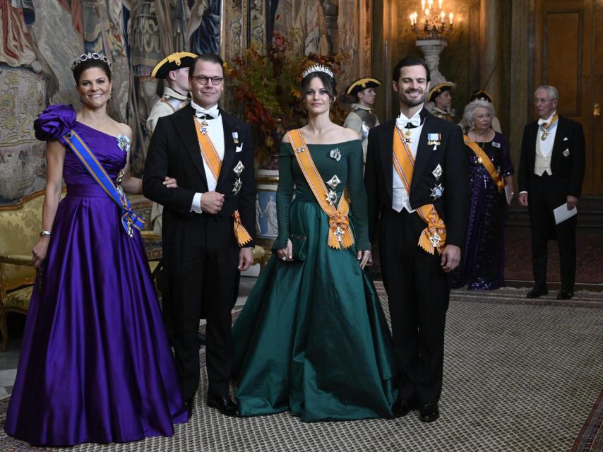 Victoria y Sofía de Suecia estrenaban vestidos en morado y verde.