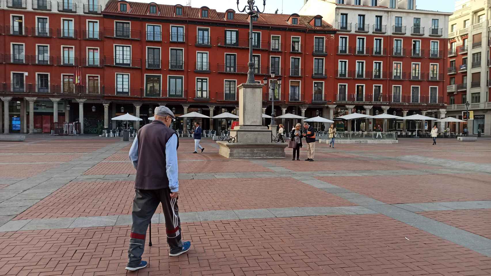 Un anciano pasea por la plaza mayor de Valladolid
