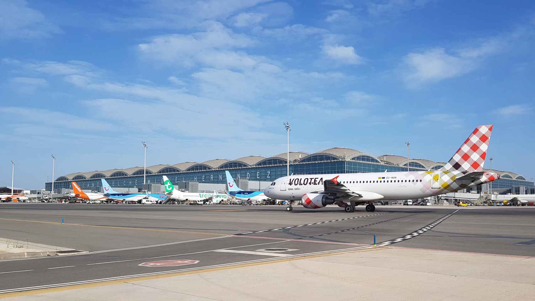 Un avión en el aeropuerto de Alicante-Elche, en imagen de archivo.