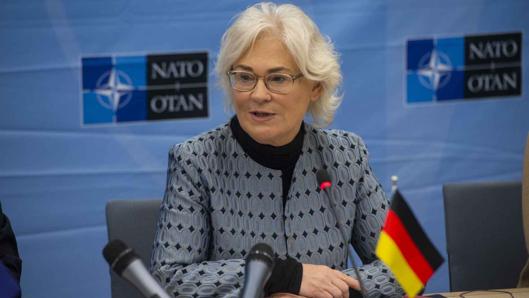 La ministra de Defensa alemana, Christine Lambrecht, durante la firma del acuerdo para lanzar la Iniciativa de Escudo del Cielo Europeo