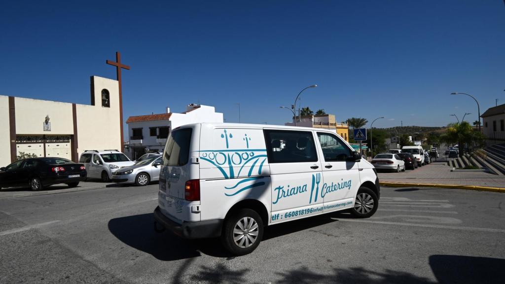 Una furgoneta de uno de las empresas de catering de El Palmar de Troya.