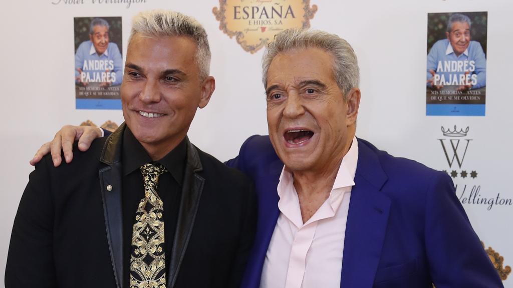 Andrés Burguera junto a su padre en 2019, durante la presentación del libro de memorias de Pajares.
