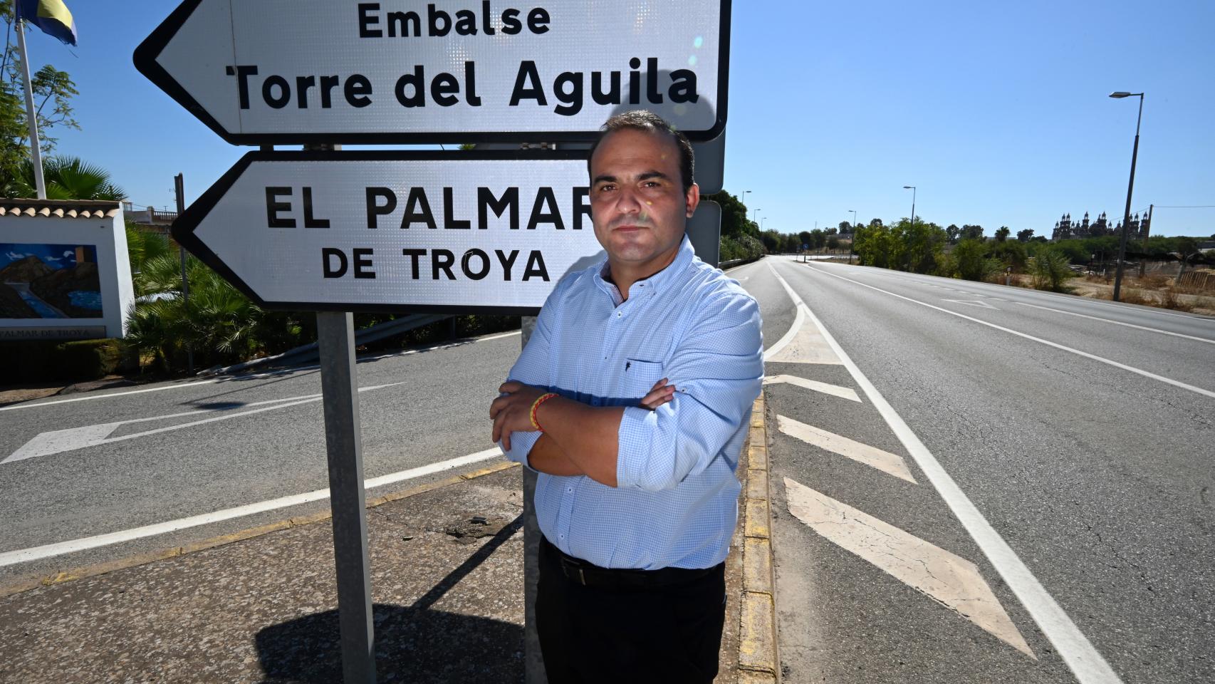 La entrada al pueblo, y al fondo, la basílica de la Iglesia Palmariana.