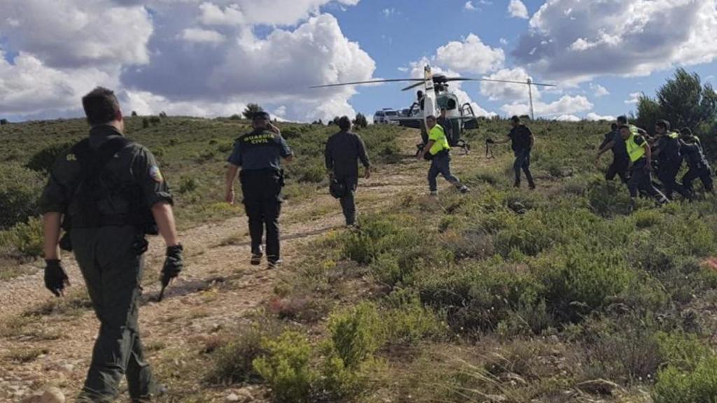 Los agentes de la Guardia Civil tras capturar al delincuente.