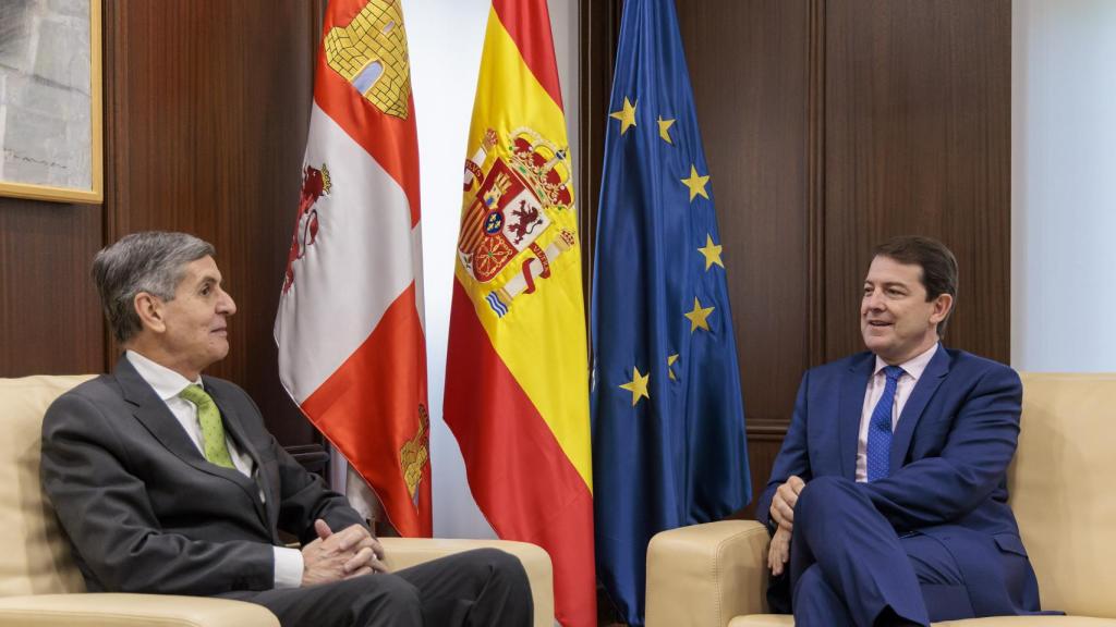 El presidente del Tribunal Constitucional, Pedro González-Trevijano, y el presidente de la Junta, Alfonso Fernández Mañueco, reunidos en la mañana de este jueves.