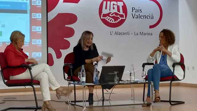 Ana Barceló (izda.) y María José Adsuar, en el debate de las primarias del PSOE de Alicante.