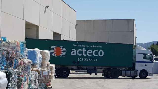 Un camión de Acteco saliendo de sus instalaciones en Ibi.