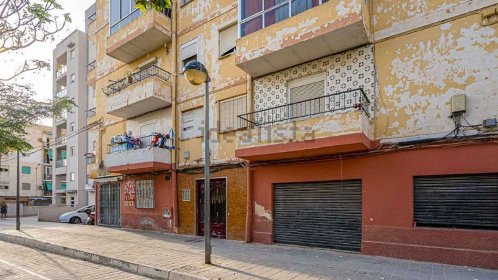 Así luce el exterior de un piso en venta en el barrio de Nou Alacant, Alicante.