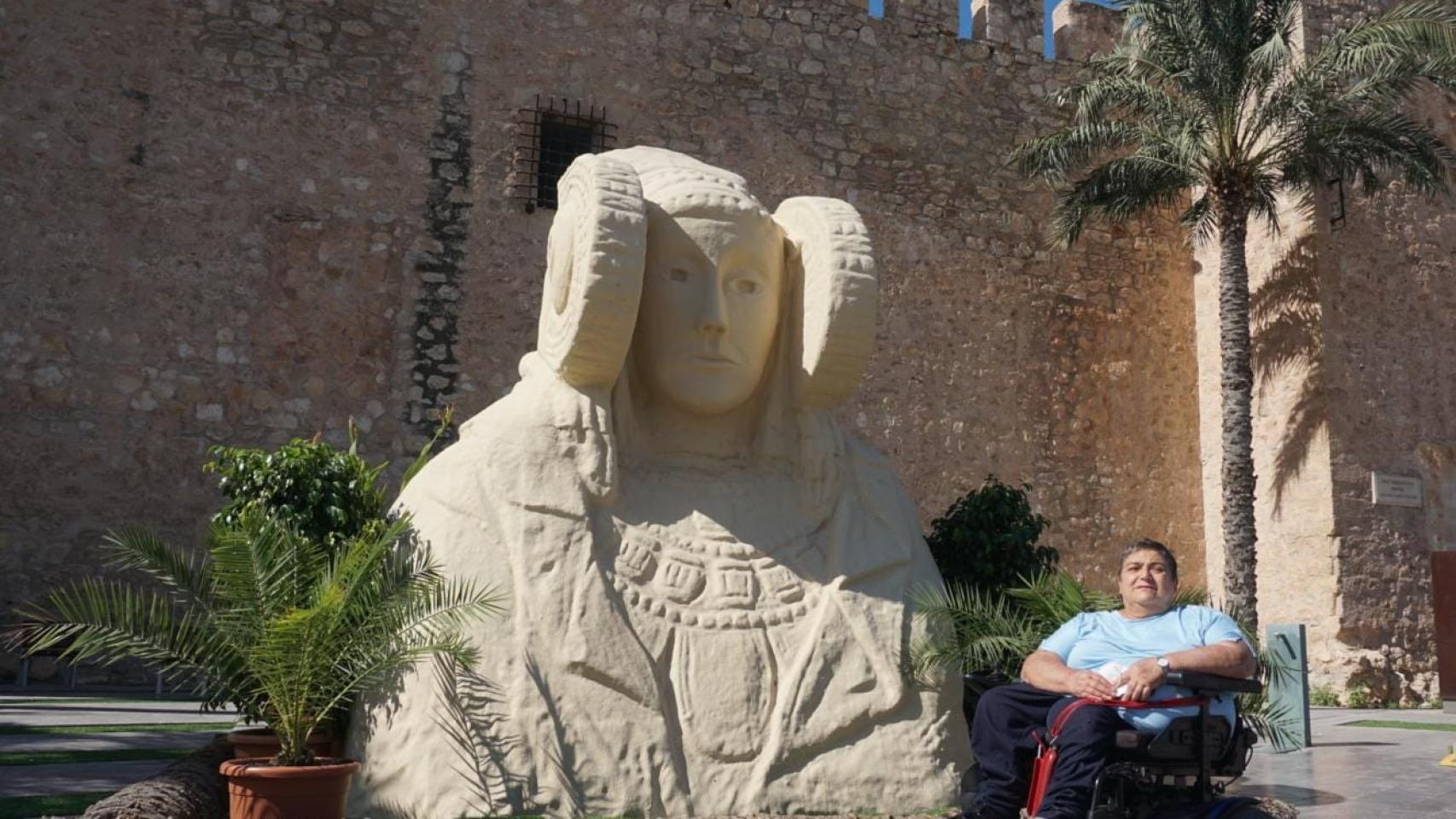 Susi Fenoll al lado de una réplica de la Dama de Elche y delante del Palacio de Altamira, donde se va a presentar su libro.