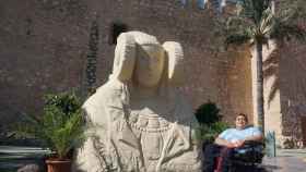 Susi Fenoll al lado de una réplica de la Dama de Elche y delante del Palacio de Altamira, donde se va a presentar su libro.